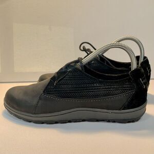 Merrill women's Leather  Suede Black size 7  Textured Side Panels